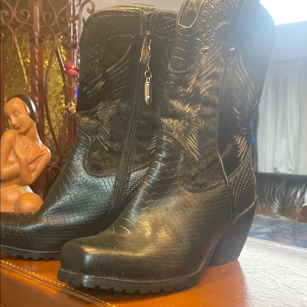 Elegant Black Textured Heeled Boots